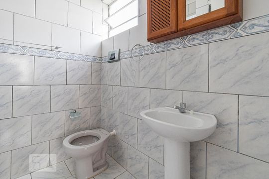 Banheiro de kitnet/studio para alugar com 1 quarto, 32m² em Protásio Alves, Porto Alegre