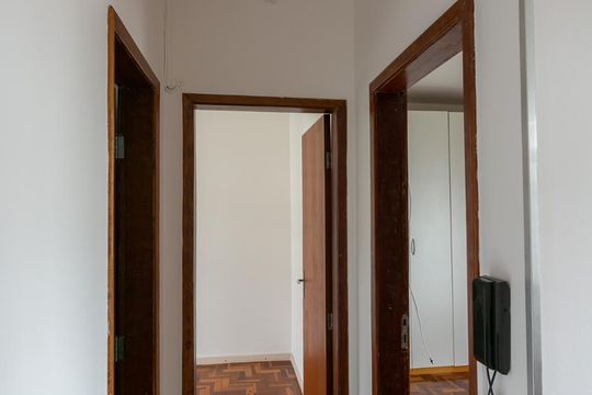Corredor de apartamento à venda com 2 quartos, 55m² em Horto Florestal, Belo Horizonte