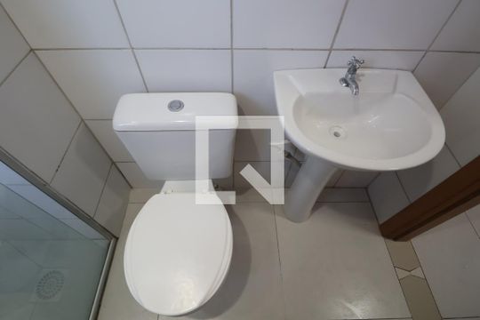 Banheiro de apartamento à venda com 2 quartos, 53m² em Olaria, Canoas