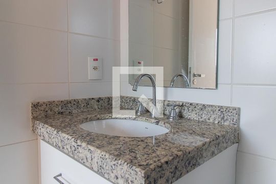 Banheiro da Suíte de apartamento à venda com 3 quartos, 80m² em Teresópolis, Porto Alegre