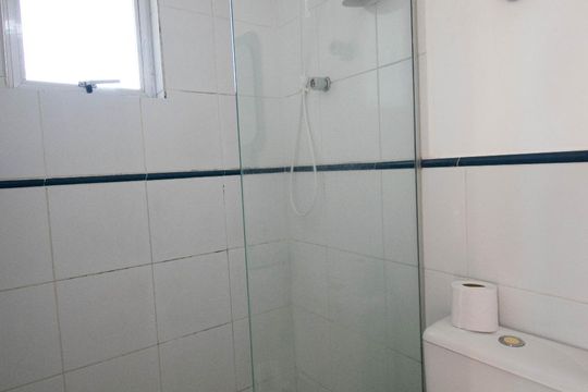 Banheiro  de apartamento para alugar com 2 quartos, 50m² em Cavalhada, Porto Alegre