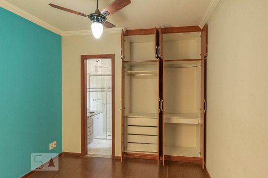 Suíte de casa à venda com 3 quartos, 200m² em Vila Marieta, Campinas