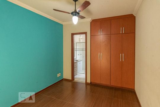 Suíte de casa à venda com 3 quartos, 200m² em Vila Marieta, Campinas