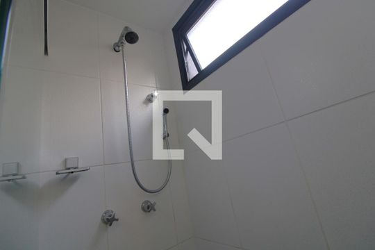 Chuveiro banheiro da suíte de apartamento para alugar com 3 quartos, 77m² em Jardim Luanda, São Paulo