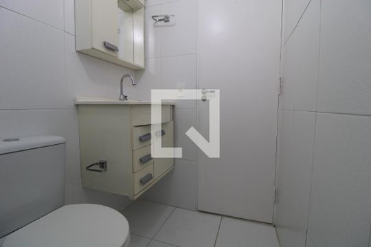 Banheiro comum de apartamento para alugar com 3 quartos, 77m² em Jardim Luanda, São Paulo
