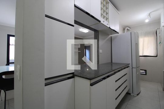 Cozinha de apartamento para alugar com 3 quartos, 77m² em Jardim Luanda, São Paulo