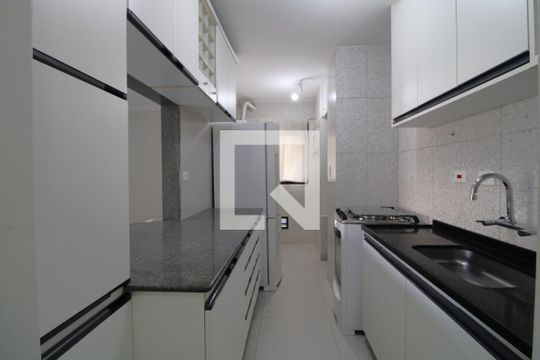 Cozinha de apartamento para alugar com 3 quartos, 77m² em Jardim Luanda, São Paulo