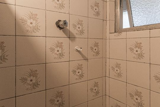 Banheiro de apartamento à venda com 2 quartos, 60m² em Jardim Itu Sabará, Porto Alegre