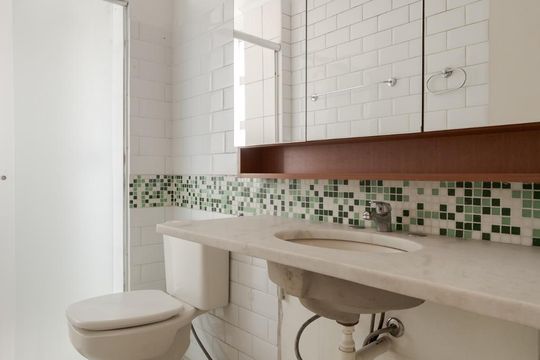 Banheiro Social de apartamento à venda com 3 quartos, 230m² em Floresta, Porto Alegre