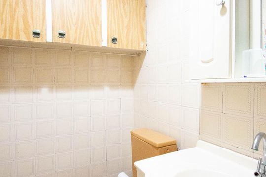 Banheiro de apartamento à venda com 1 quarto, 84m² em Teresópolis, Porto Alegre