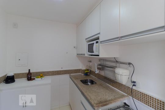 Cozinha de apartamento para alugar com 1 quarto, 42m² em Cambuí, Campinas
