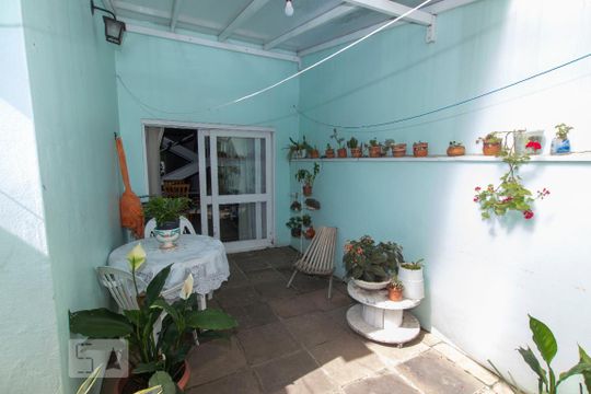 Saída para o Quintal de casa à venda com 3 quartos, 238m² em Jardim Itu, Porto Alegre