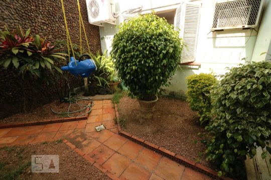 Jardim de casa à venda com 4 quartos, 254m² em Chácara das Pedras, Porto Alegre