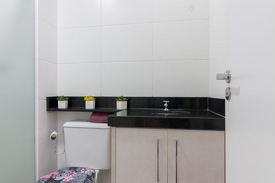 Banheiro quarto 2 suíte de apartamento para alugar com 2 quartos, 56m² em Vila Galvão, Guarulhos