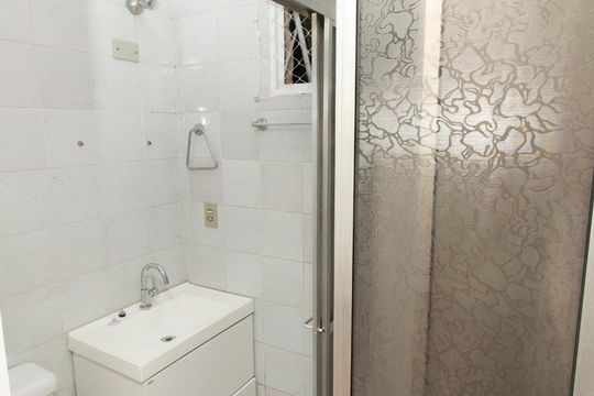 Banheiro de apartamento para alugar com 1 quarto, 53m² em Auxiliadora, Porto Alegre
