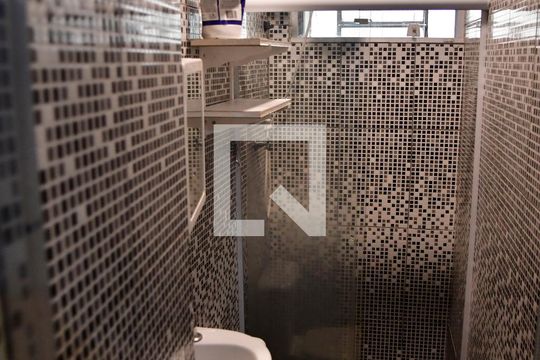 Banheiro de kitnet/studio para alugar com 1 quarto, 41m² em Santa Efigênia, São Paulo