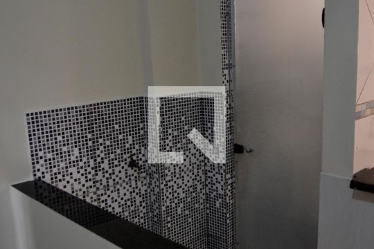 Banheiro de kitnet/studio para alugar com 1 quarto, 41m² em Santa Efigênia, São Paulo