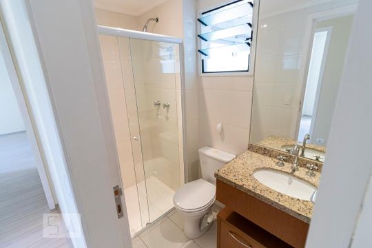 Banheiro social de apartamento para alugar com 3 quartos, 75m² em Vila Gumercindo, São Paulo