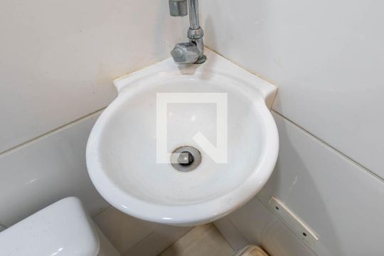 Banheiro Social de kitnet/studio para alugar com 1 quarto, 35m² em República, São Paulo