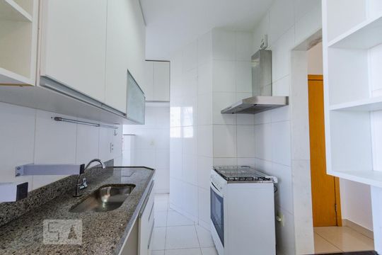 Cozinha de apartamento para alugar com 2 quartos, 140m² em Estoril, Belo Horizonte