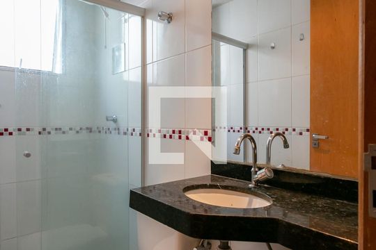 Banheiro de apartamento para alugar com 2 quartos, 50m² em Sagrada Família, Belo Horizonte