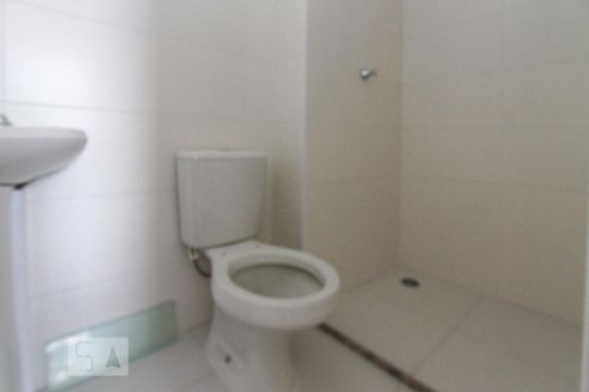 banheiro de apartamento para alugar com 1 quarto, 28m² em Vila Ema, São Paulo
