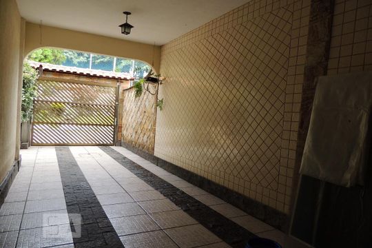 Garagem  de casa à venda com 4 quartos, 166m² em Taquara, Rio de Janeiro