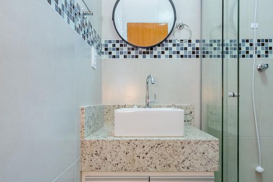 Banheiro de kitnet/studio para alugar com 1 quarto, 30m² em Caiçaras, Belo Horizonte