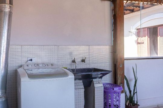 Área de Serviço de casa para alugar com 3 quartos, 160m² em Jardim Guarapiranga, São Paulo