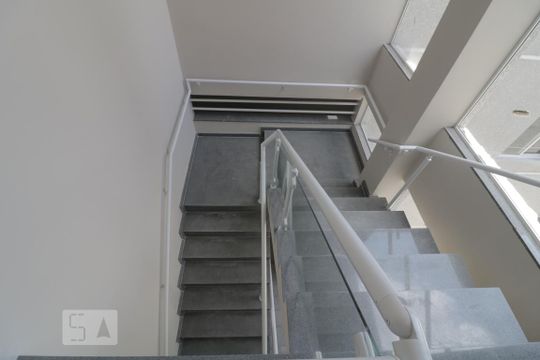 Escada de acesso ao apartamento  de apartamento para alugar com 1 quarto, 34m² em Vila Prudente, São Paulo
