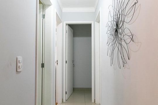 Corredor de apartamento à venda com 3 quartos, 80m² em Chácara Seis de Outubro, São Paulo