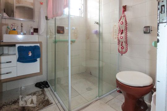 Banheiro de casa à venda com 3 quartos, 210m² em Vila Tolstoi, São Paulo