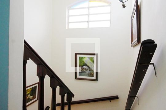 Escada de casa à venda com 5 quartos, 200m² em Vila Morse, São Paulo