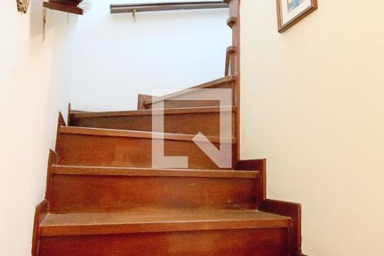 Escada de casa à venda com 5 quartos, 200m² em Vila Morse, São Paulo