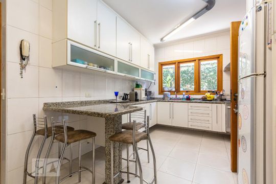 Cozinha de casa à venda com 4 quartos, 250m² em Lar São Paulo, São Paulo