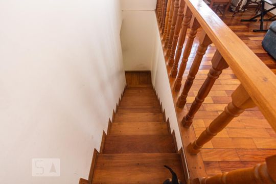 Escadas de casa à venda com 4 quartos, 250m² em Lar São Paulo, São Paulo