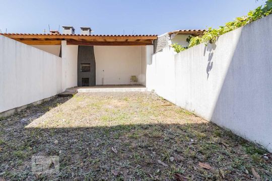 Quintal de casa à venda com 3 quartos, 280m² em Teresópolis, Porto Alegre