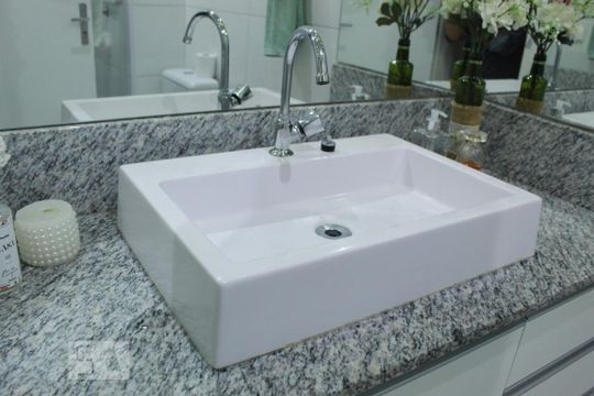 Banheiro Social de apartamento à venda com 2 quartos, 52m² em Fátima, Canoas