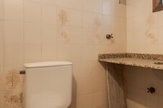 Banheiro de casa à venda com 8 quartos, 458m² em Auxiliadora, Porto Alegre
