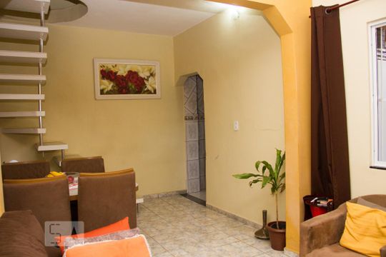 Sala de casa à venda com 4 quartos, 120m² em Inhaúma, Rio de Janeiro