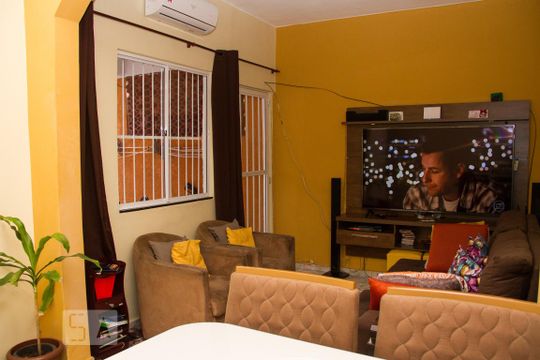 Sala de casa para alugar com 4 quartos, 120m² em Inhaúma, Rio de Janeiro