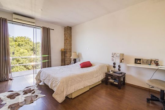 Dormitório de casa à venda com 3 quartos, 200m² em Ipanema, Porto Alegre