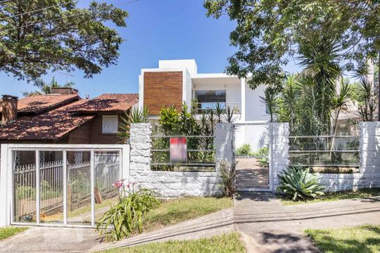 Fachada de casa à venda com 3 quartos, 200m² em Ipanema, Porto Alegre