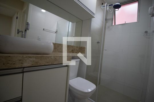 Banheiro de apartamento à venda com 2 quartos, 48m² em Vila Carmosina, São Paulo