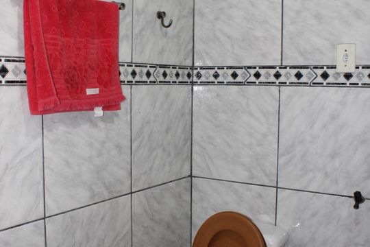 Banheiro de casa à venda com 3 quartos, 80m² em Guajuviras, Canoas