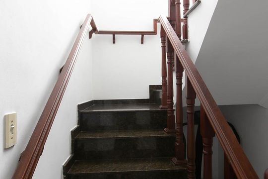 Escada de casa à venda com 4 quartos, 300m² em Parada Xv de Novembro, São Paulo