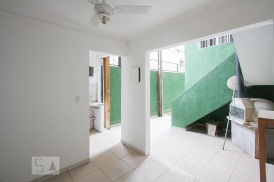 Quintal de casa à venda com 3 quartos, 131m² em Parque Colonial, São Paulo