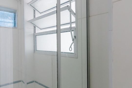 Banheiro de apartamento para alugar com 1 quarto, 12m² em Vila Monumento, São Paulo