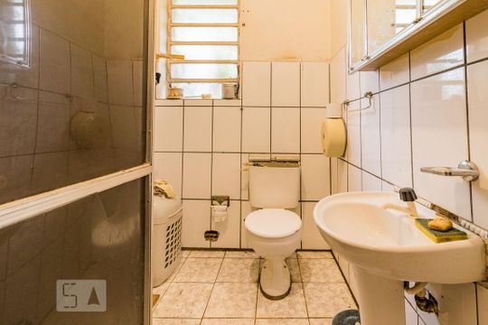 Banheiro de casa à venda com 4 quartos, 200m² em Partenon, Porto Alegre