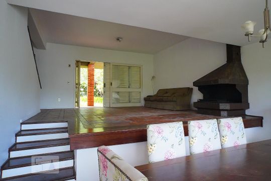 Casa para alugar com 4 quartos, 238m² em Bela Vista, Porto Alegre